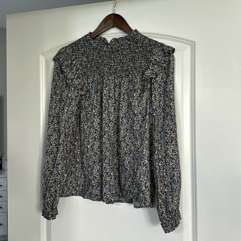 Beautiful floral top. Long sleeves, ruffle detail